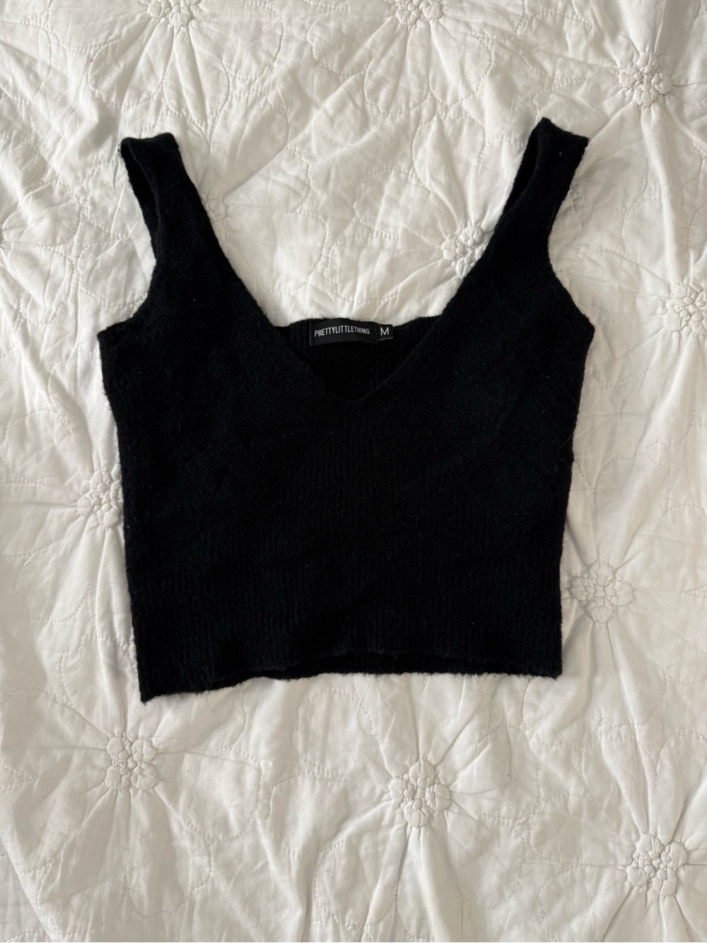 PrettyLittleThing Black V-Neck Cropped Tank
